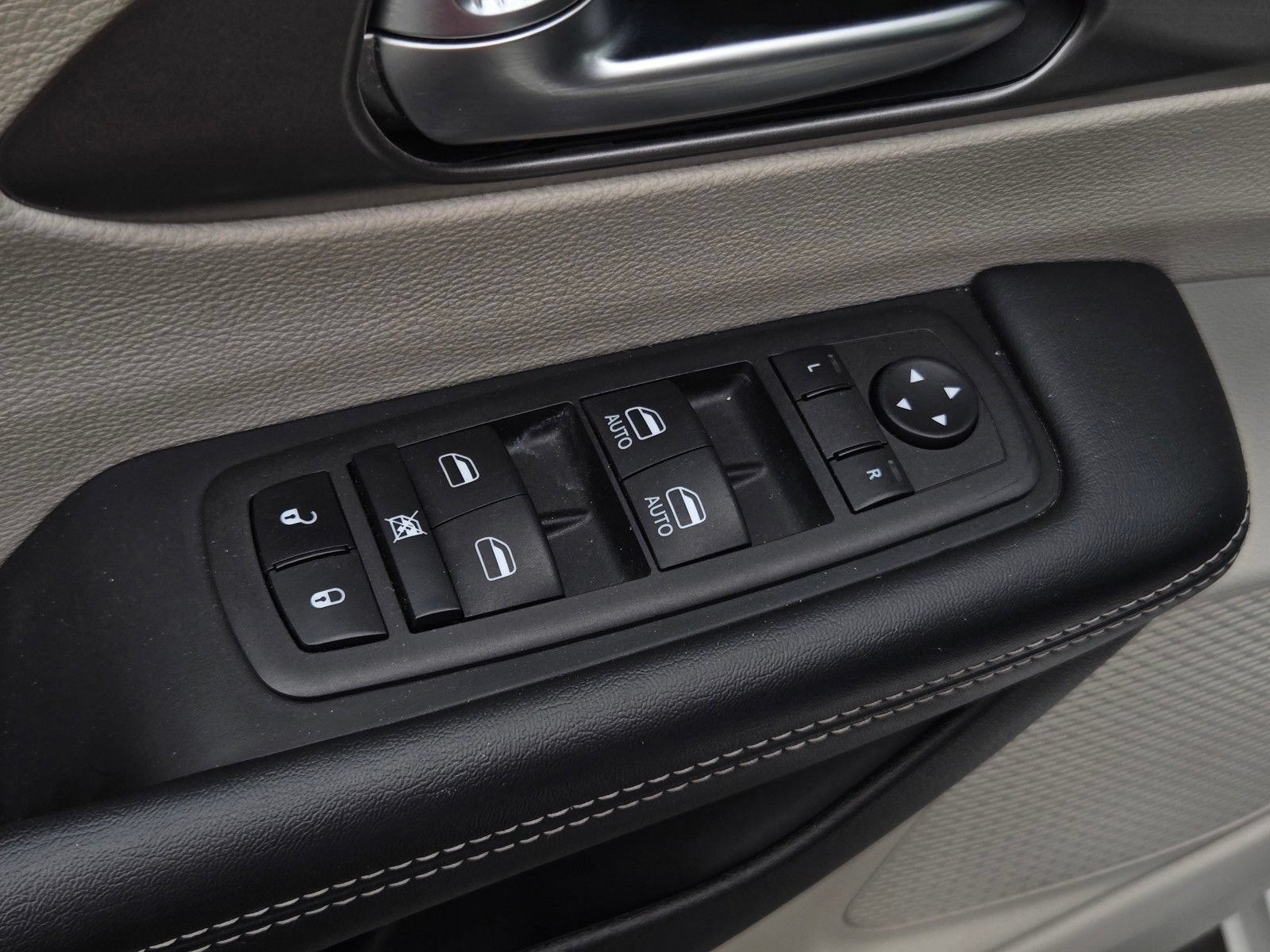Used 2023 Chrysler Pacifica Touring-L FWD image 10