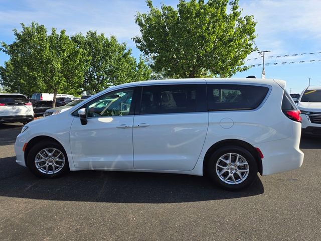 Used 2023 Chrysler Pacifica Touring-L FWD image 7