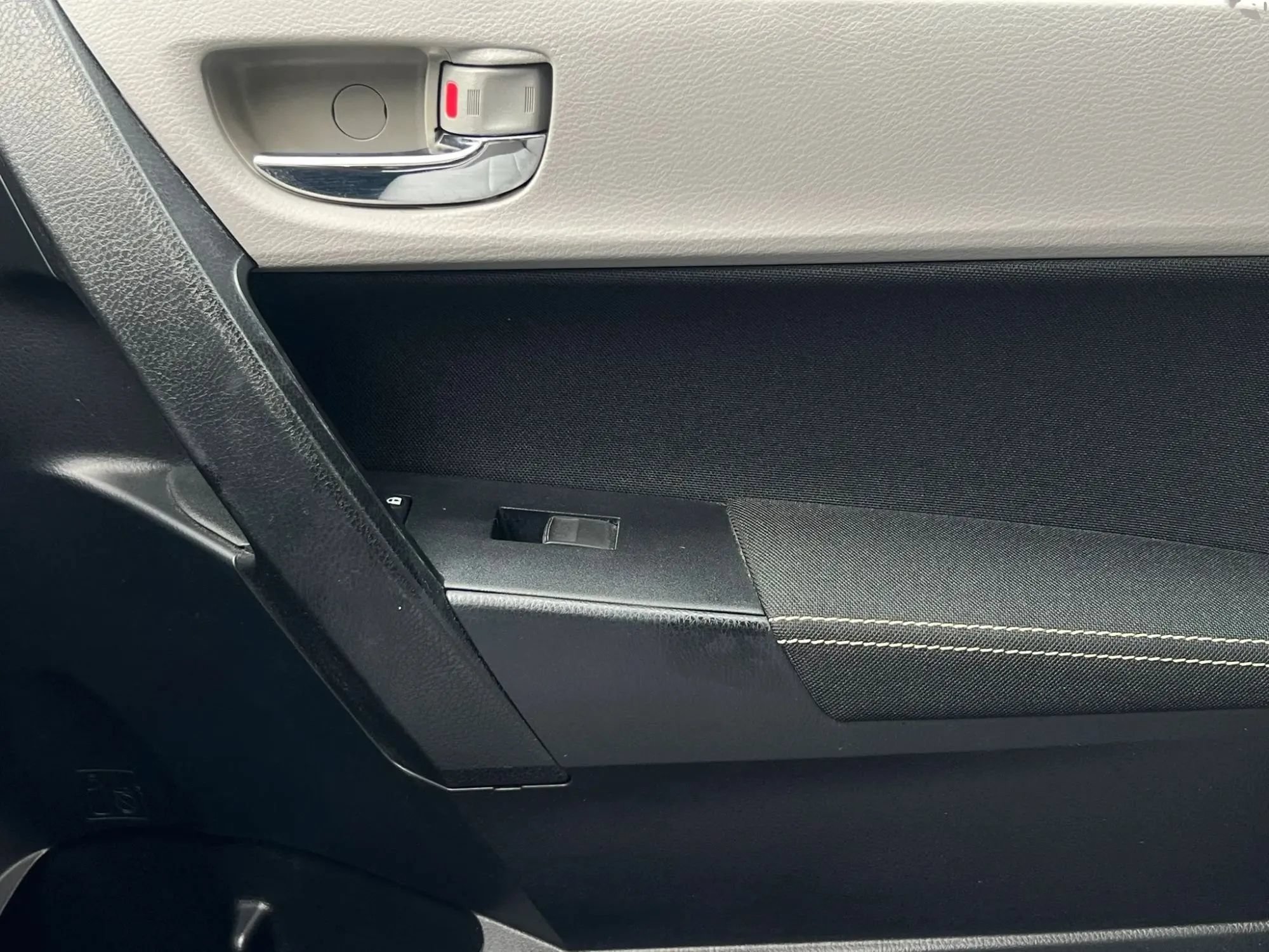 Used 2018 Toyota Corolla LE w/ Body Protection Package FWD image 38