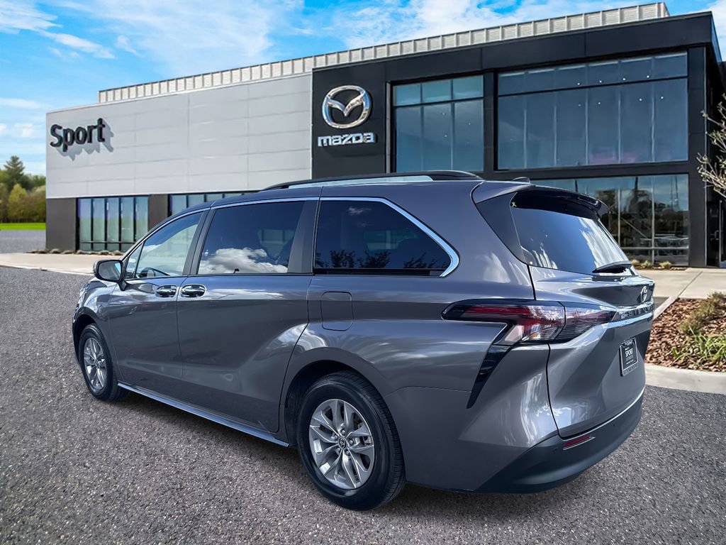 Used 2023 Toyota Sienna XLE image 5