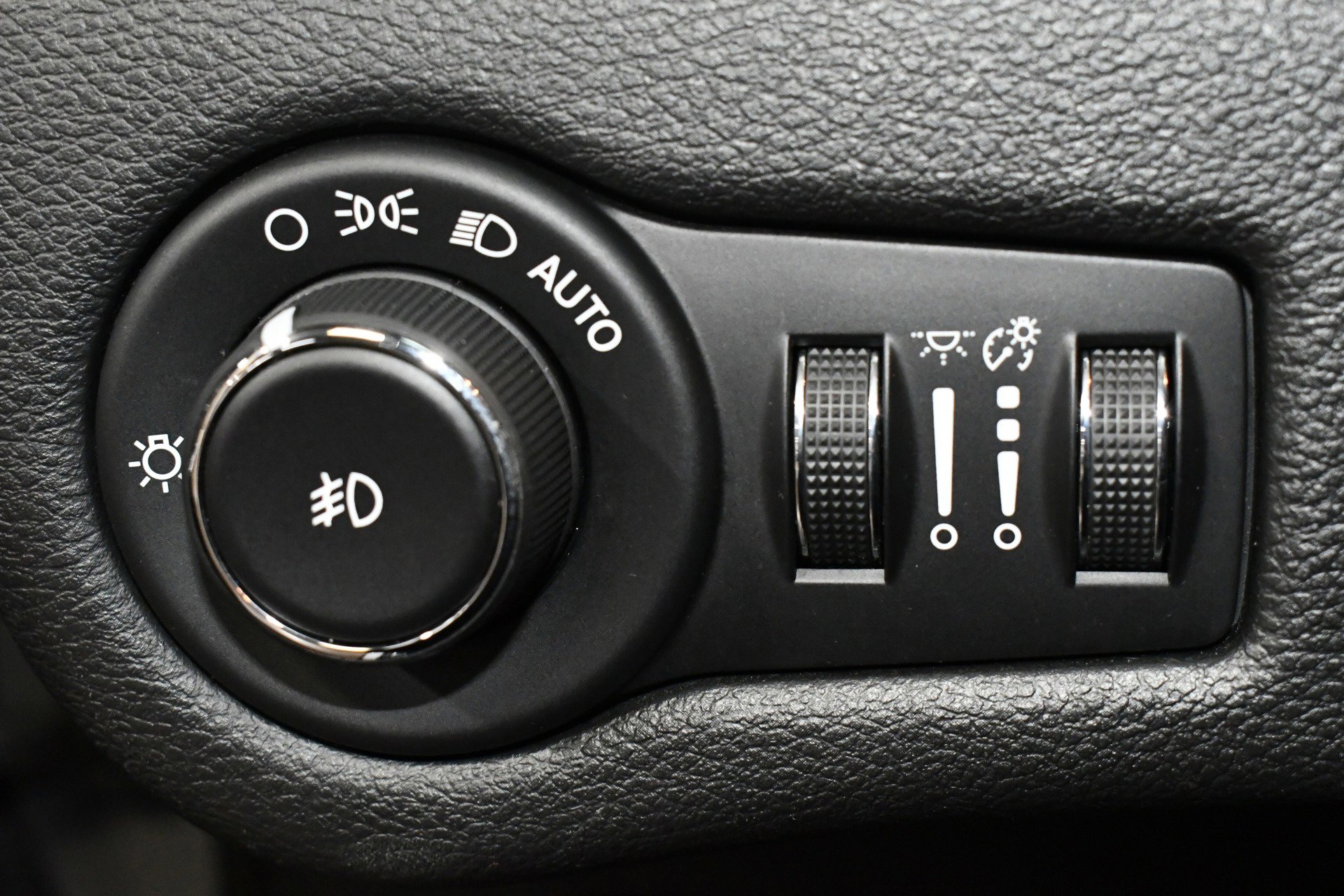 Used 2019 Jeep Cherokee Limited image 42