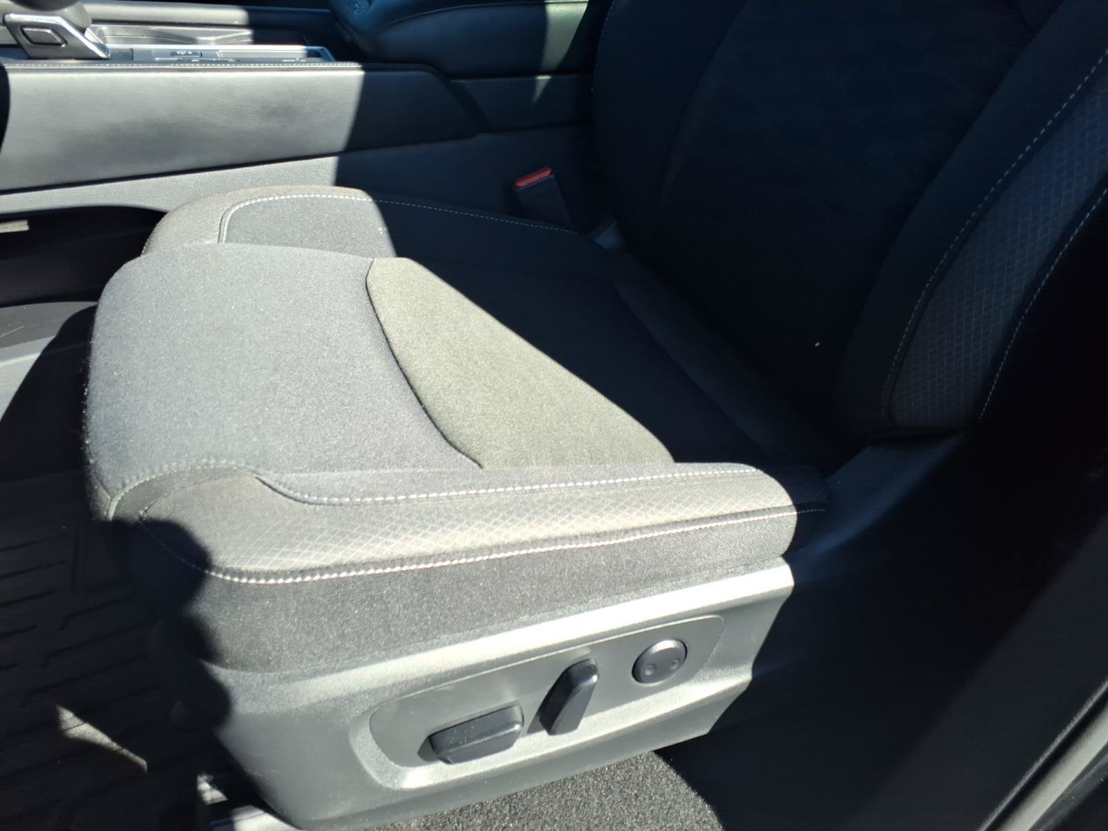 Used 2025 Nissan Pathfinder SV FWD image 17