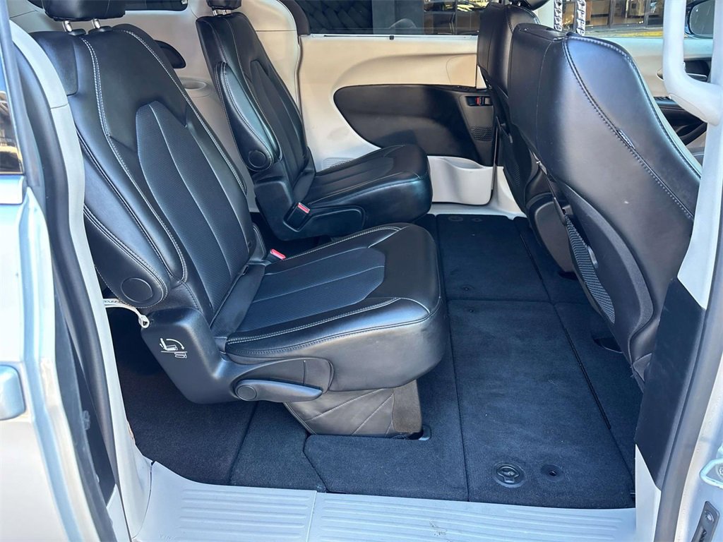 Used 2024 Chrysler Pacifica Touring-L image 18