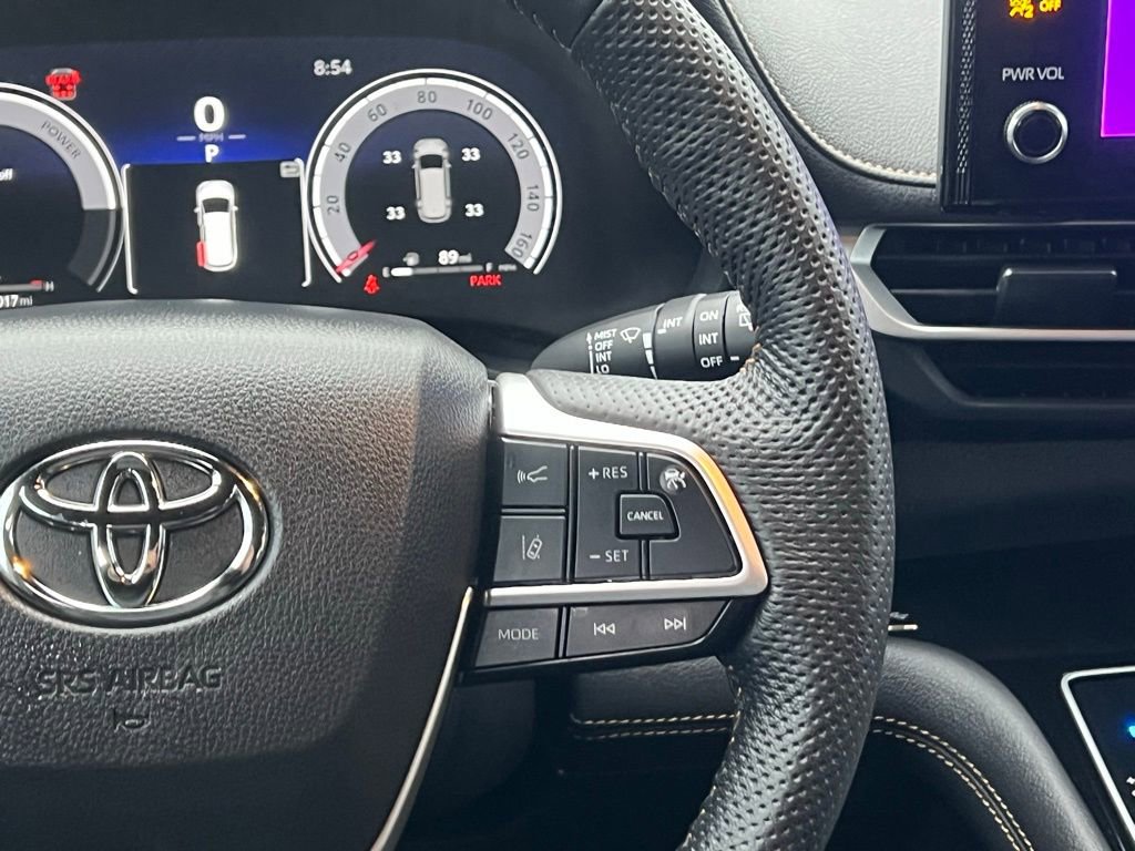 Used 2025 Toyota Sienna XLE Woodland Edition image 23