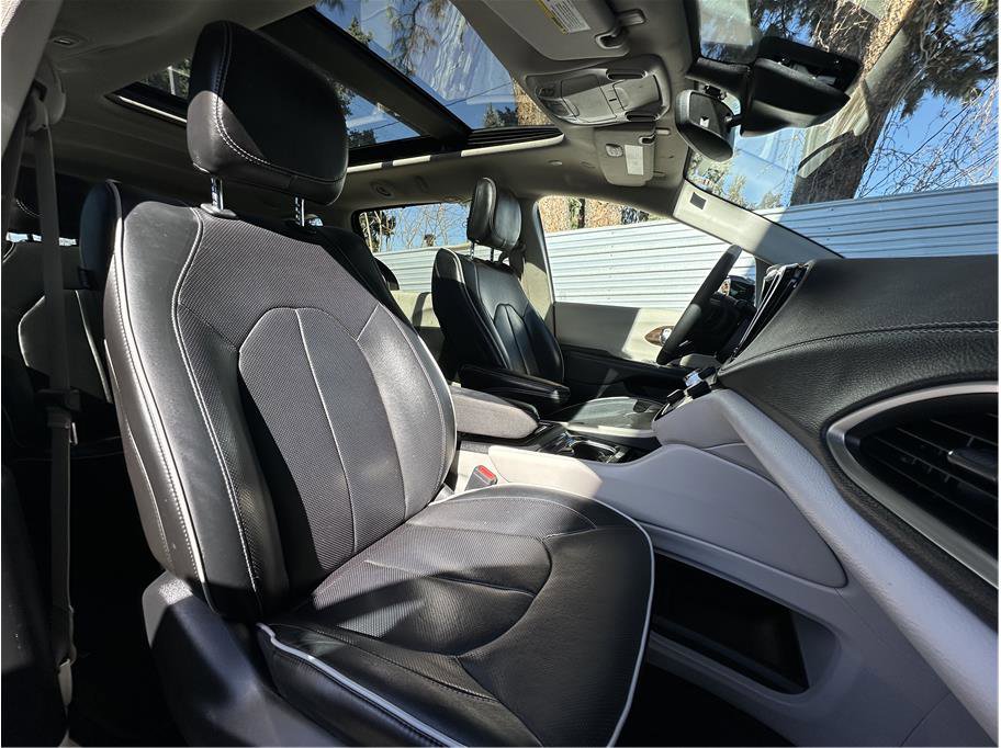 Used 2023 Chrysler Pacifica Limited image 4