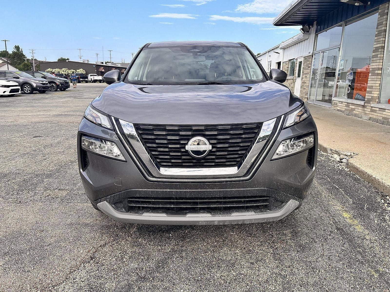Used 2023 Nissan Rogue SV image 3