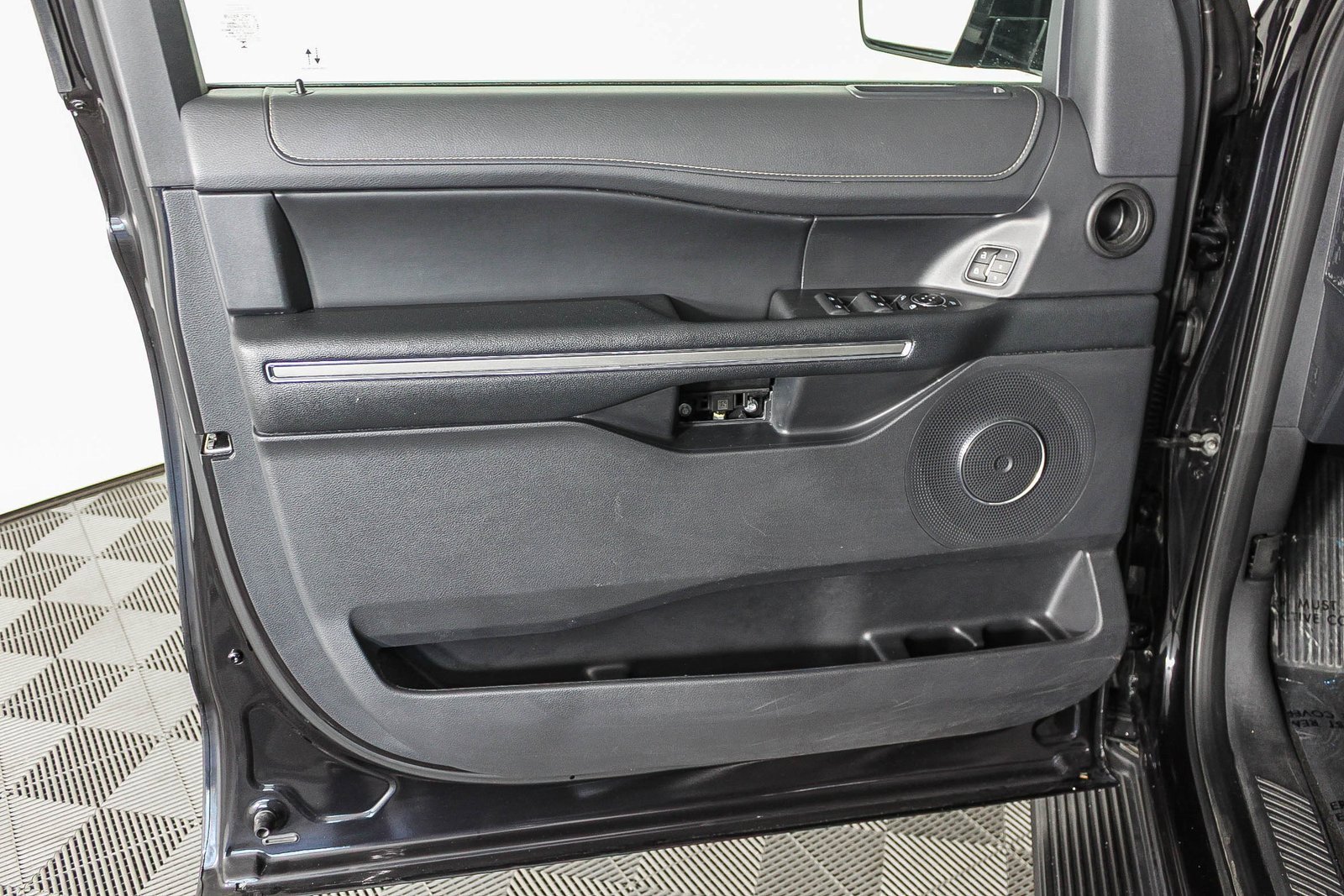 Used 2024 Ford Expedition XLT image 18