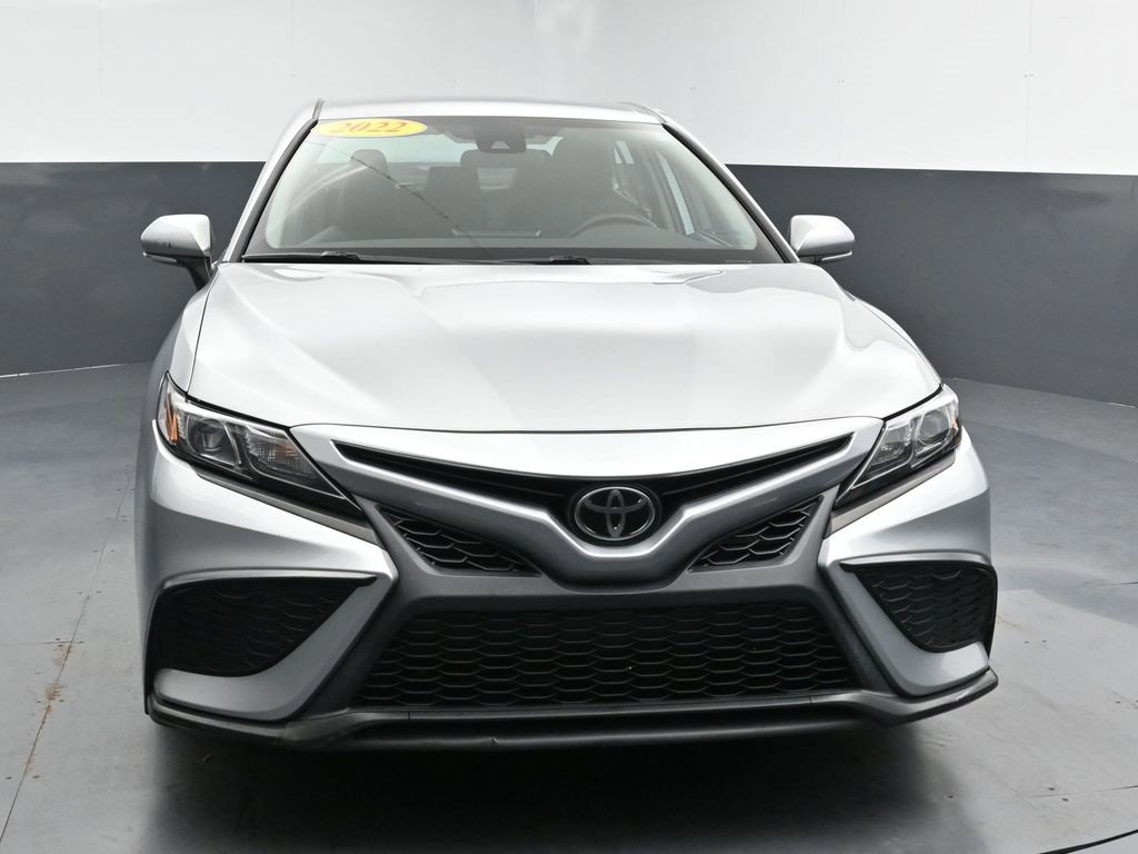 Used 2022 Toyota Camry SE image 3