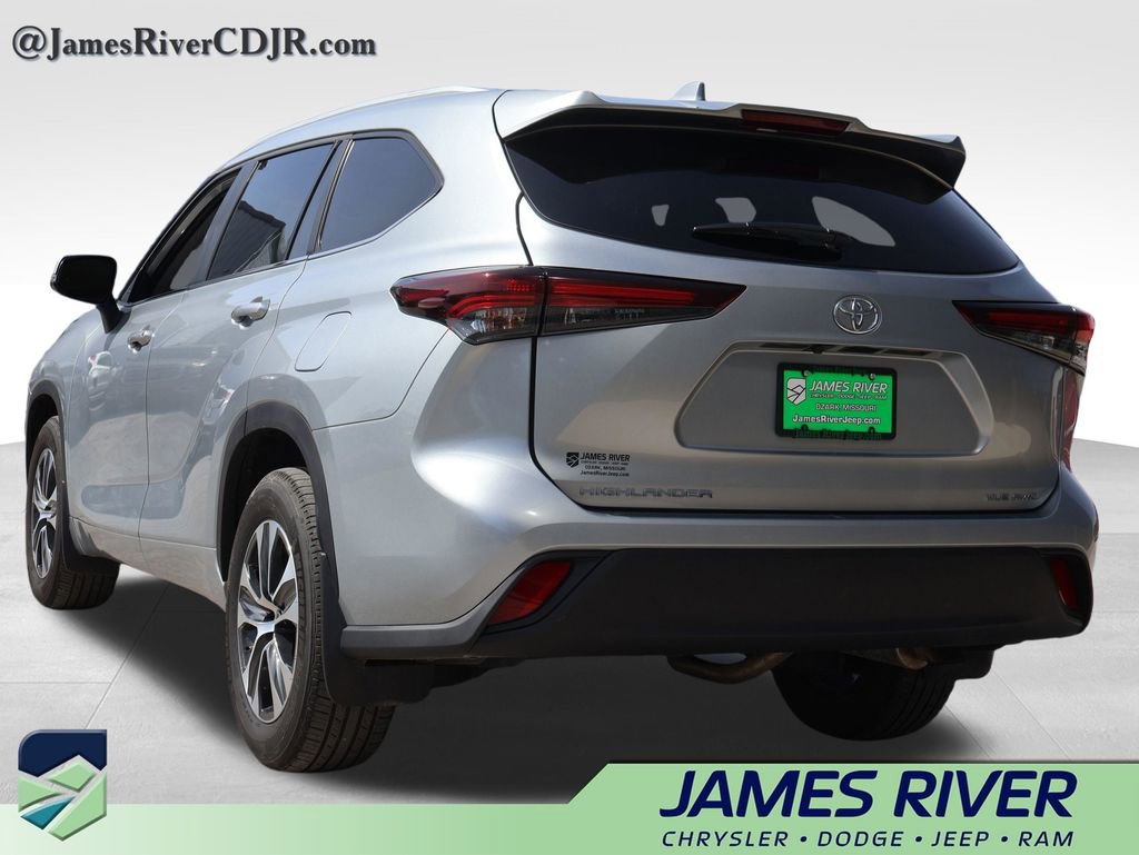 Used 2025 Toyota Highlander XLE image 3