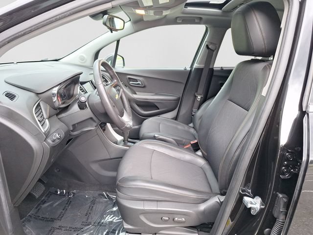 Used 2020 Chevrolet Trax LT w/ Sun & Sound Package FWD image 11