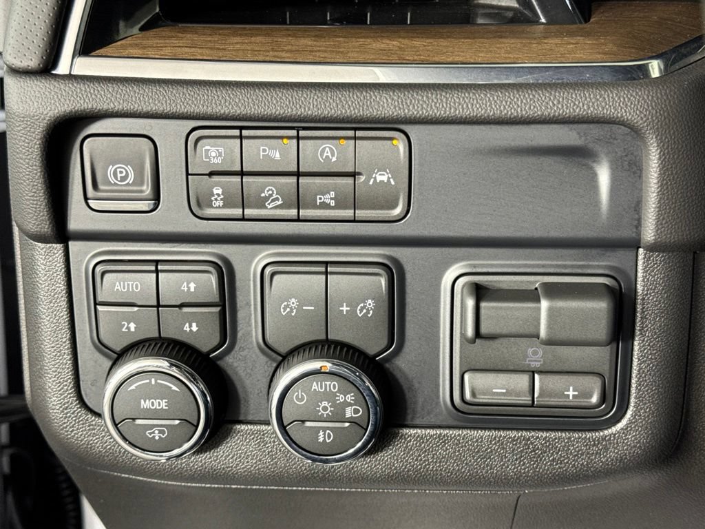 Certified 2026 Chevrolet Suburban High Country AWD/4WD image 32