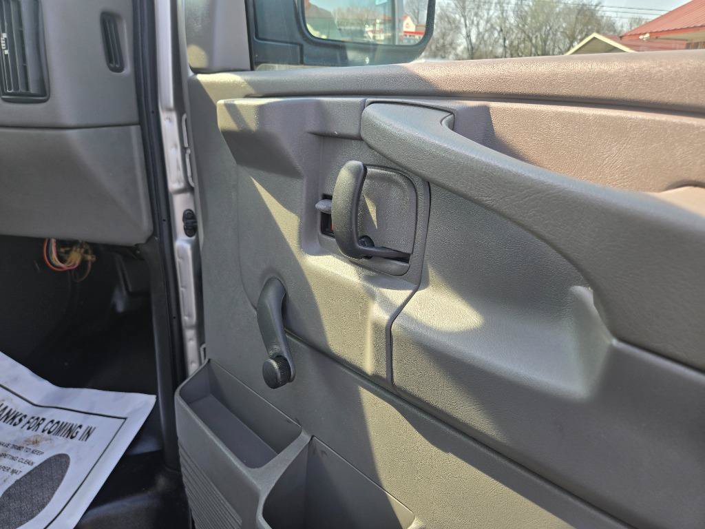 Used 2006 GMC Savana 1500 Passenger RWD image 38