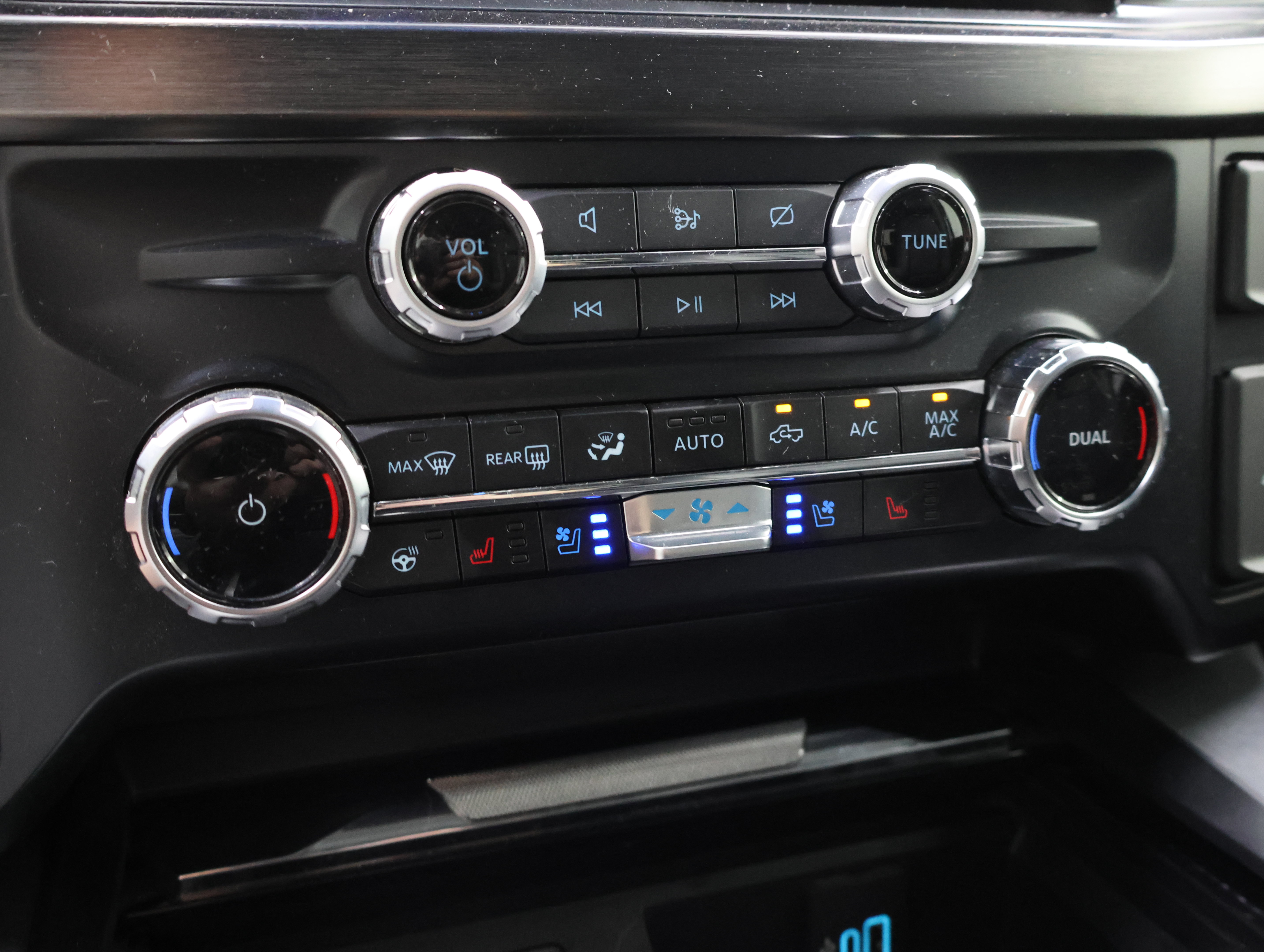Used 2023 Ford F350 Lariat w/ Lariat Ultimate Package AWD/4WD image 53