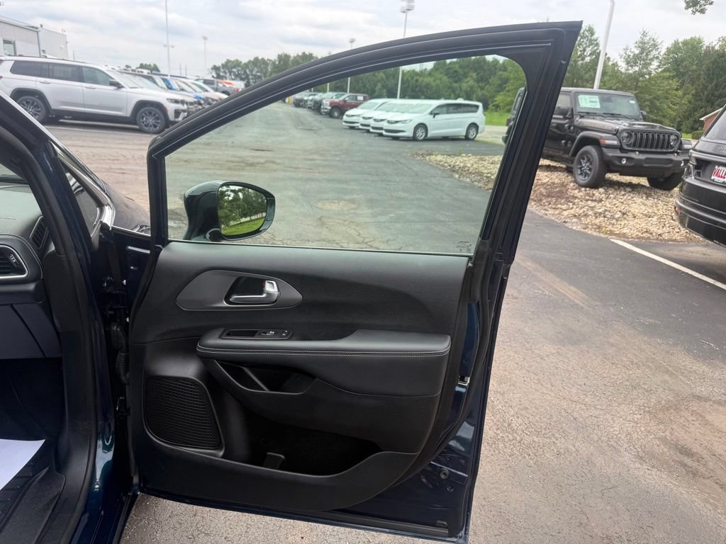 Used 2025 Chrysler Pacifica Select w/ Uconnect Theater Family Group AWD/4WD image 62