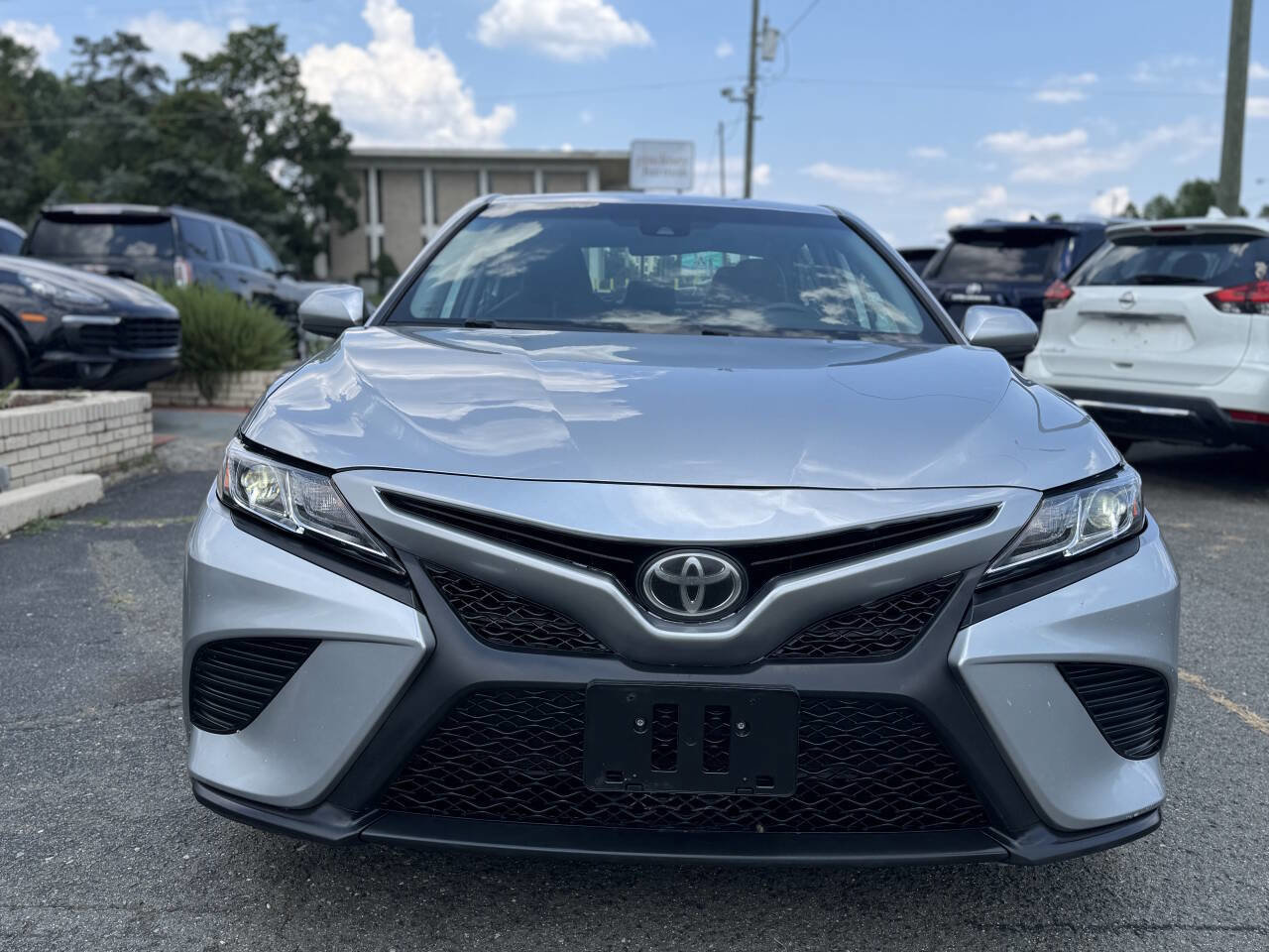 Used 2020 Toyota Camry SE image 3