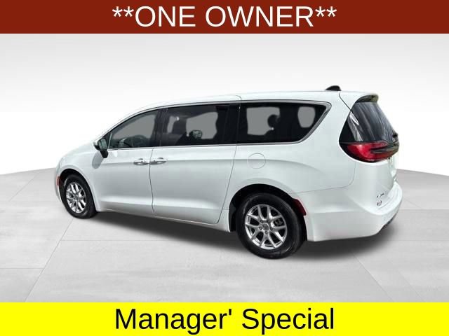 Used 2023 Chrysler Pacifica Touring FWD image 4