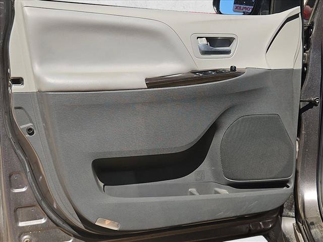 Used 2018 Toyota Sienna XLE w/ XLE Navigation Package FWD image 10