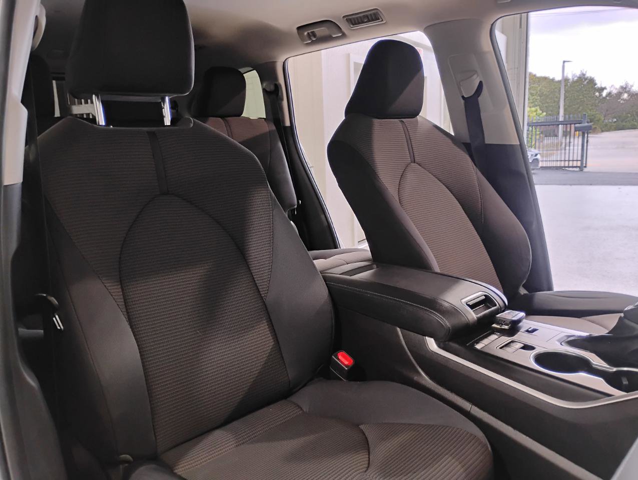 Used 2021 Toyota Highlander L image 33