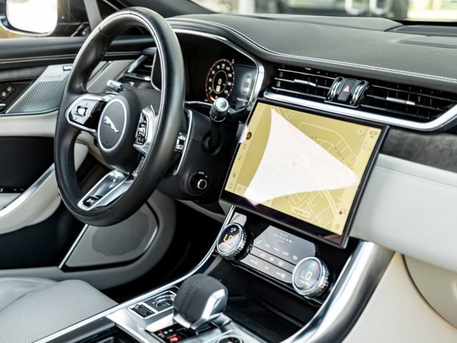 Used 2021 Jaguar XF R-Dynamic SE AWD/4WD image 31