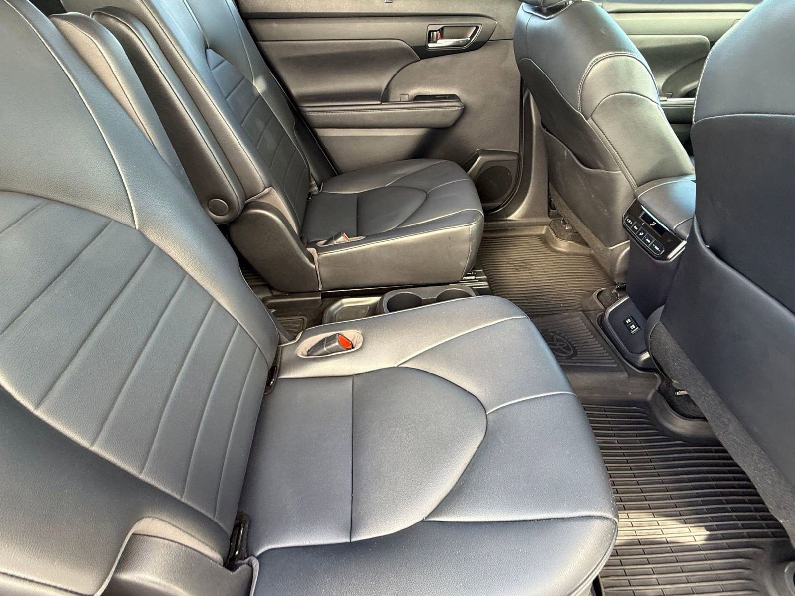 Used 2020 Toyota Highlander XLE image 32