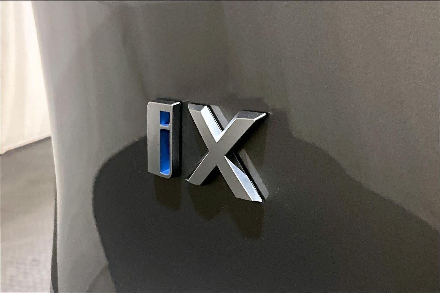 Used 2024 BMW iX xDrive50 w/ Premium Package AWD/4WD image 9