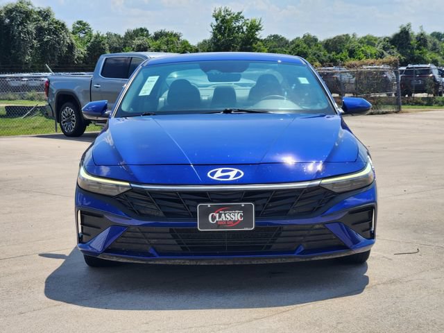 Used 2025 Hyundai Elantra SE FWD image 2