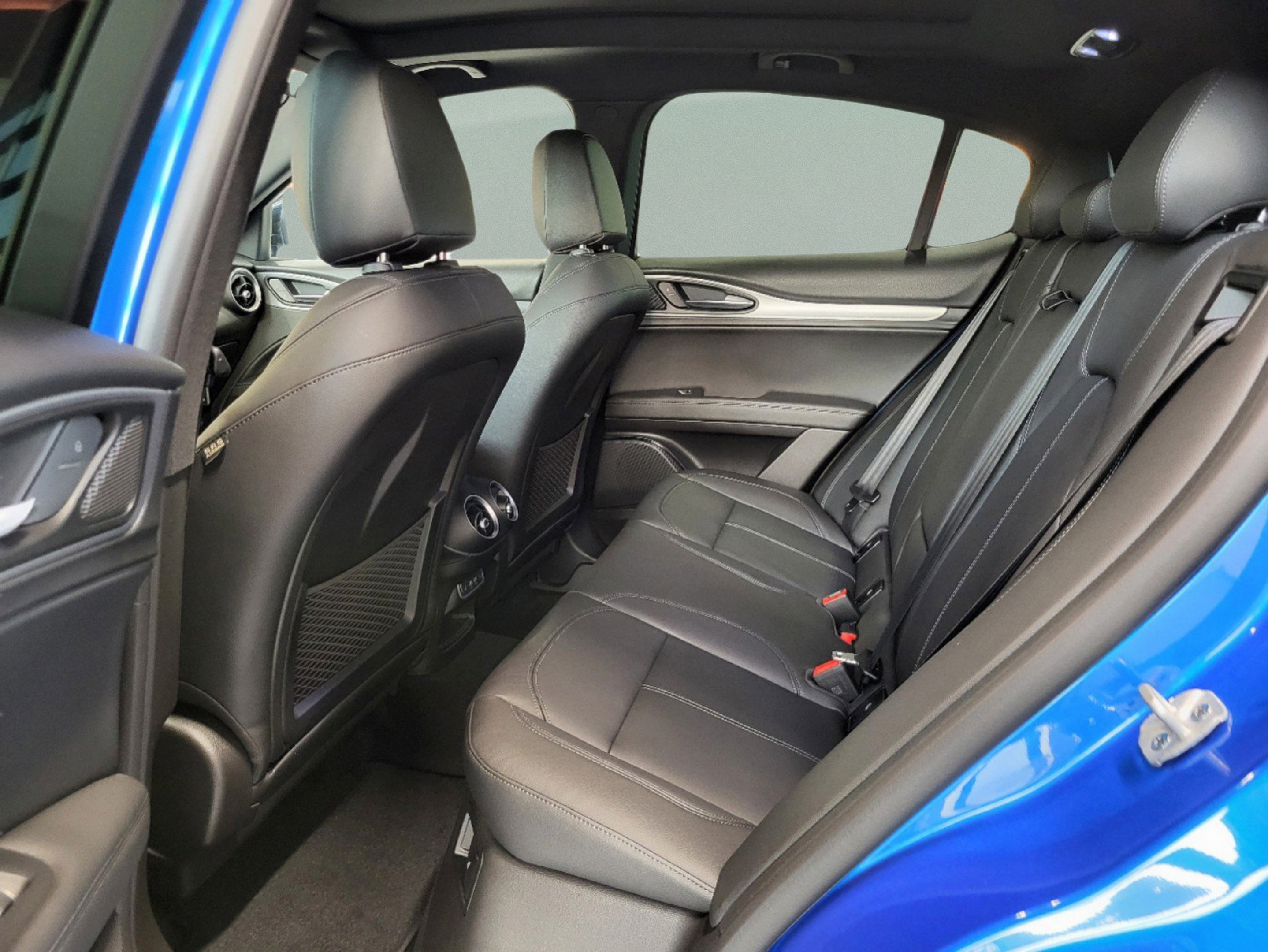 New 2025 Alfa Romeo Stelvio Sprint AWD/4WD image 19