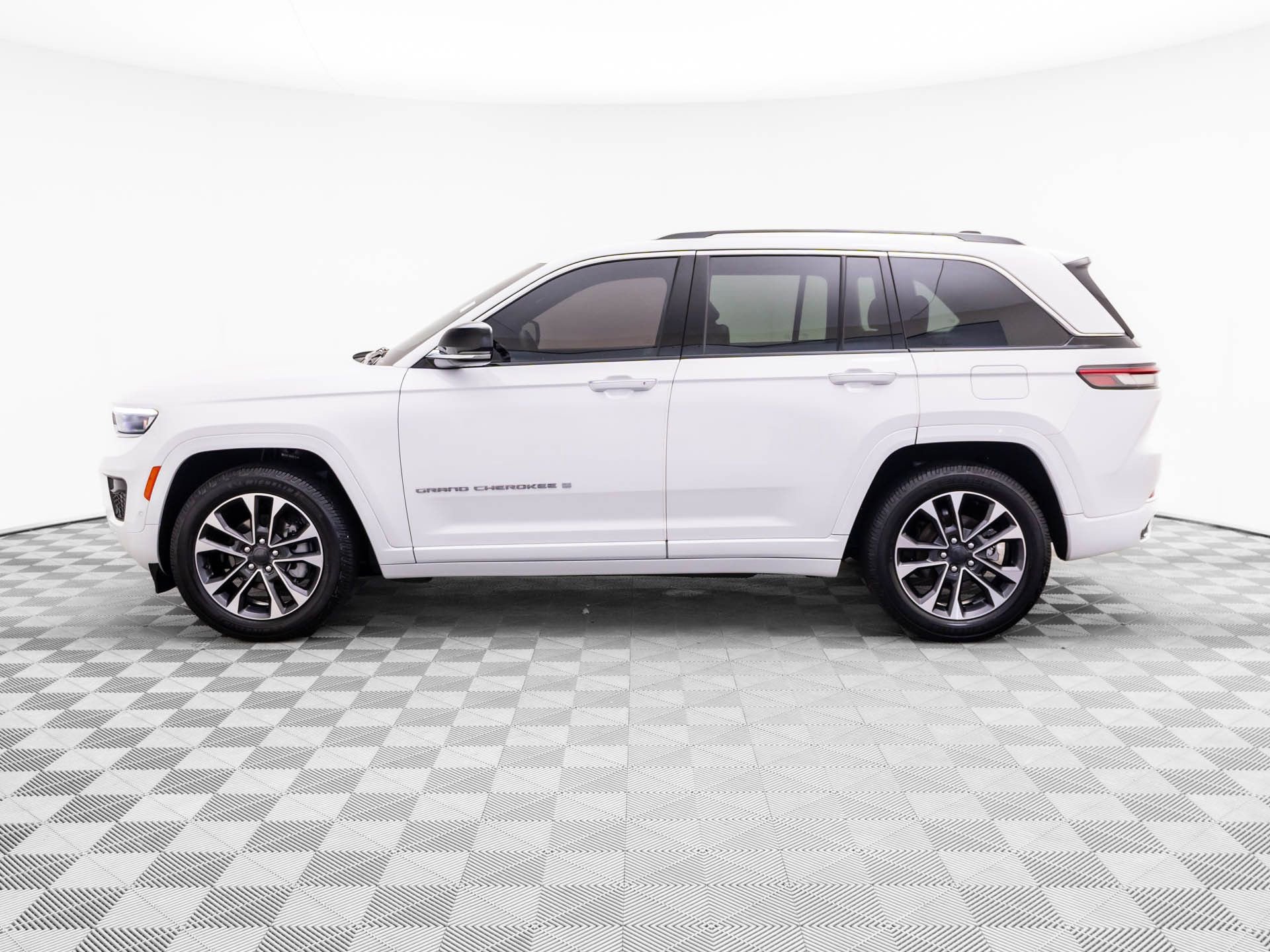Used 2023 Jeep Grand Cherokee Overland image 2