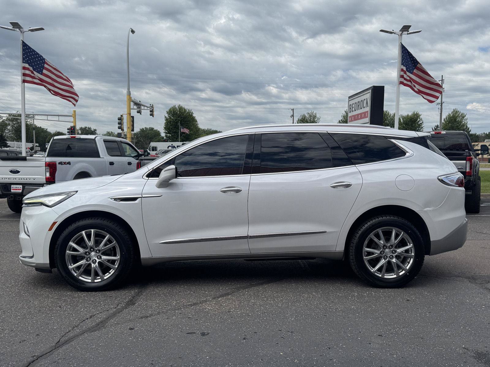 Used 2022 Buick Enclave Essence w/ Experience Buick Package FWD image 4