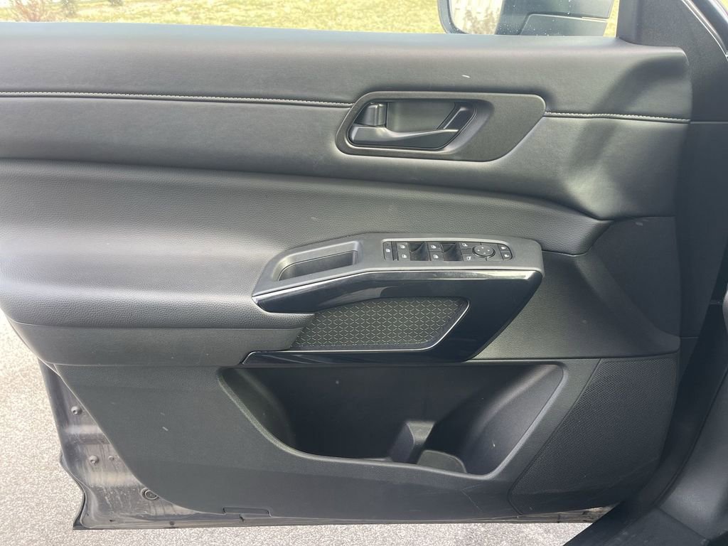 Used 2025 Nissan Pathfinder SV image 33