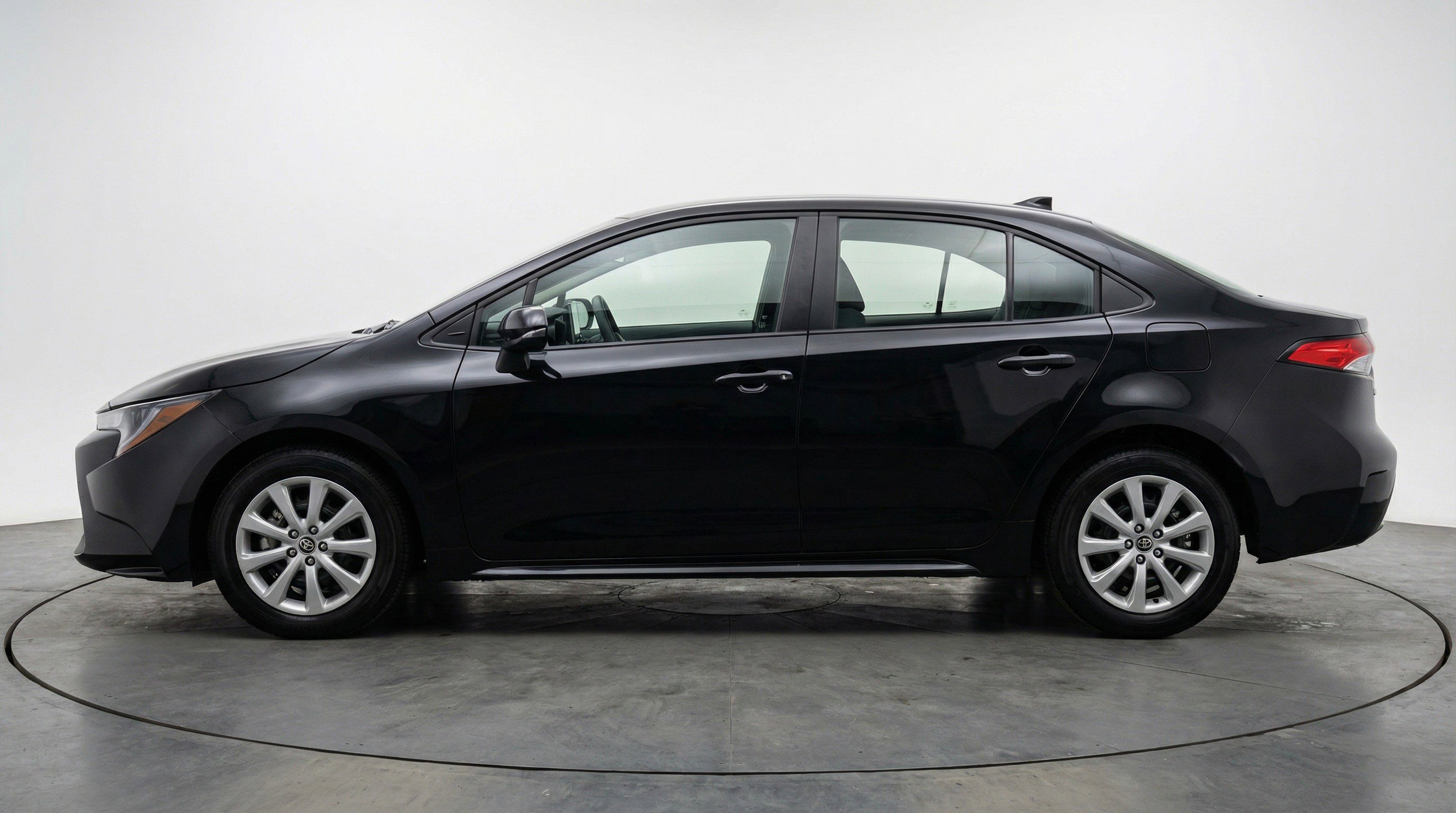 Used 2025 Toyota Corolla LE FWD image 5