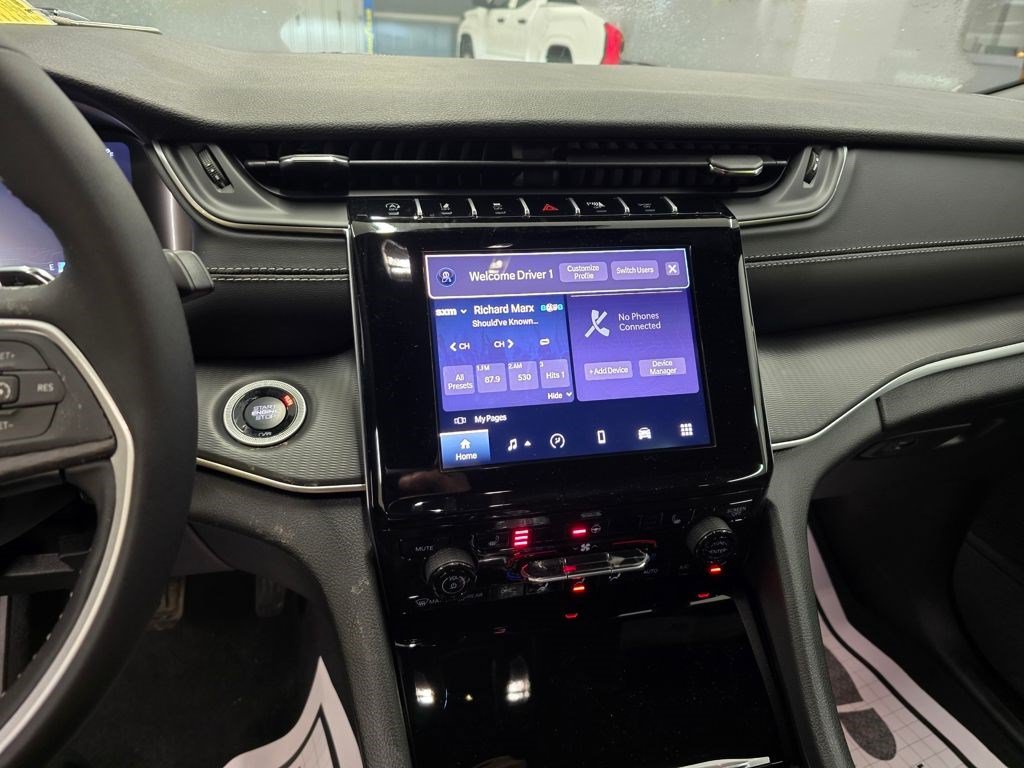 New 2025 Jeep Grand Cherokee Laredo w/ Luxury Tech Group I RWD image 20