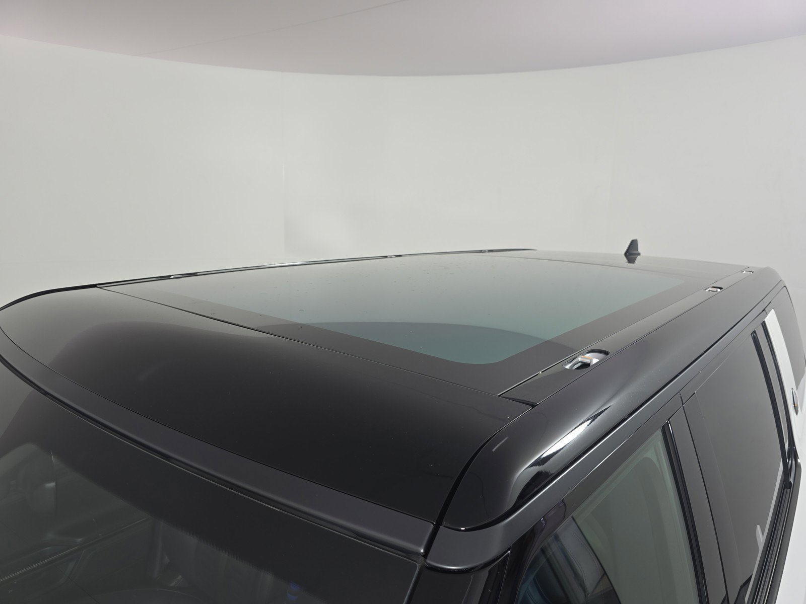 Used 2025 Rivian R1S Adventure AWD/4WD image 13