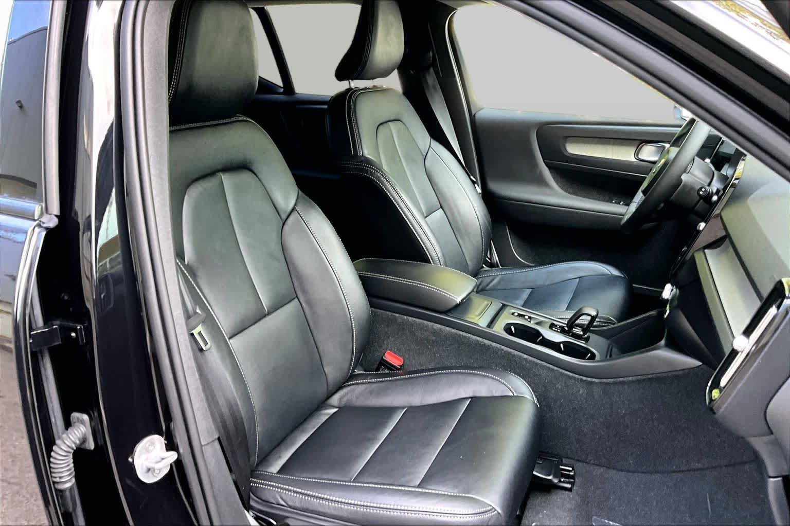 Used 2024 Volvo XC40 B5 Core w/ Protection Package Premier AWD/4WD image 8
