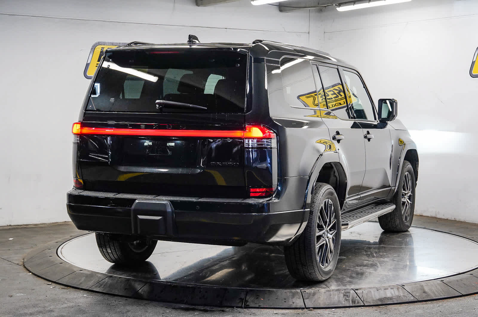 Used 2025 Lexus GX 550 w/ Accessory Package (2T) AWD/4WD image 4
