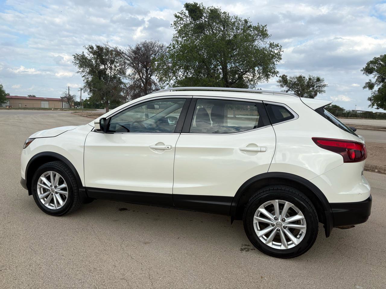 Used 2017 Nissan Rogue Sport SV w/ SV All-Weather Package AWD/4WD image 39