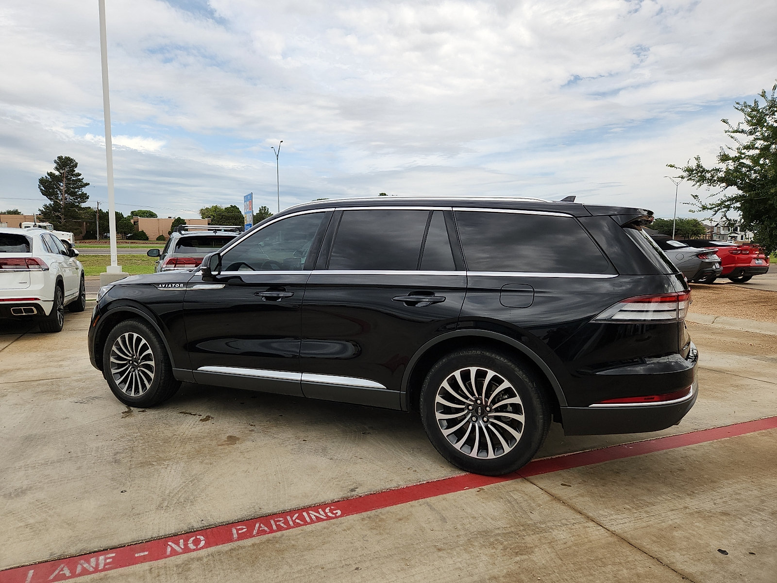 Used 2023 Lincoln Aviator 2WD w/ Premium Package image 4