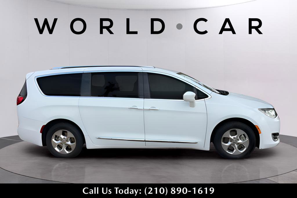 Used 2018 Chrysler Pacifica Touring-L image 17