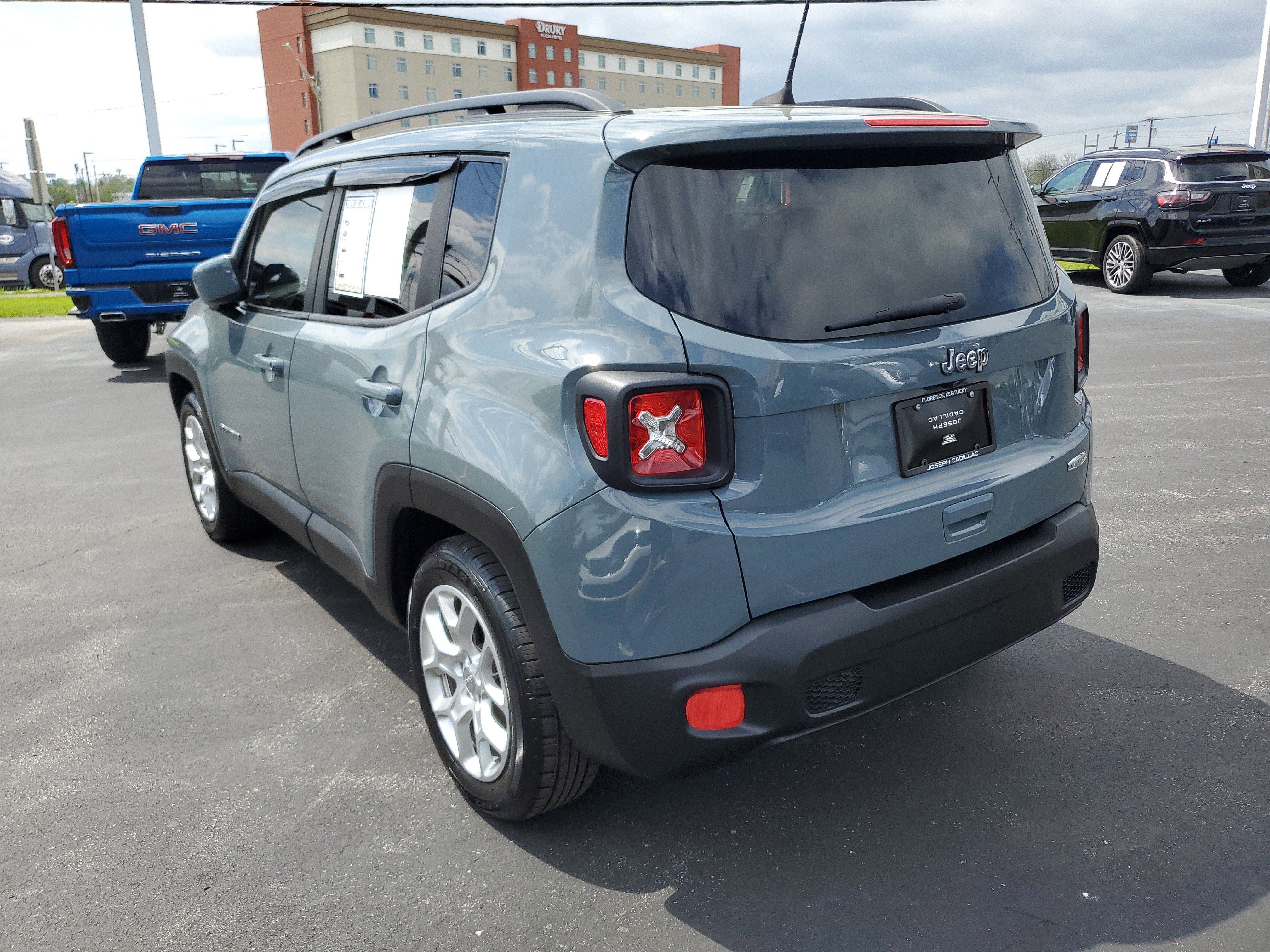 Used 2018 Jeep Renegade Latitude FWD image 2