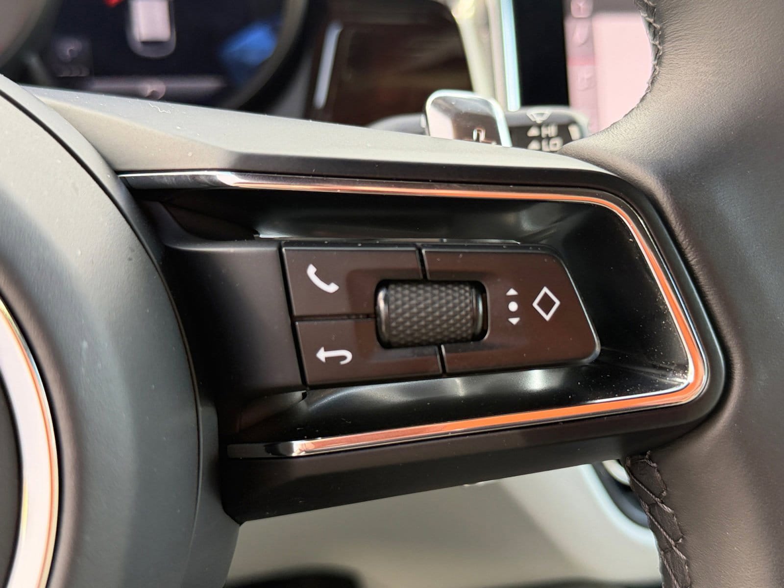 Certified 2025 Porsche Macan S AWD/4WD image 31
