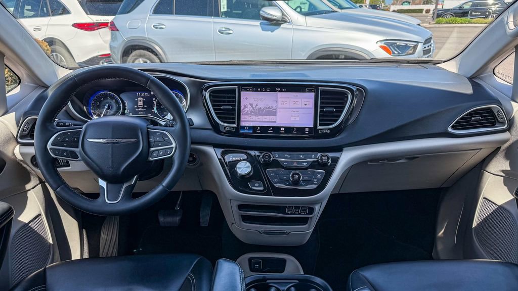 Used 2023 Chrysler Pacifica Touring-L FWD image 12
