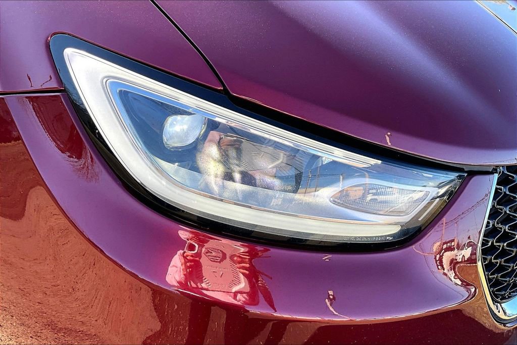 Used 2023 Chrysler Pacifica Touring-L image 28