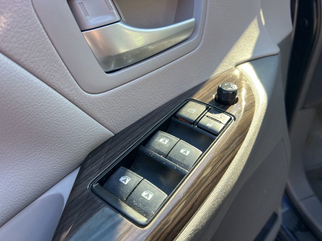Used 2018 Toyota Sienna XLE w/ XLE Navigation Package image 12