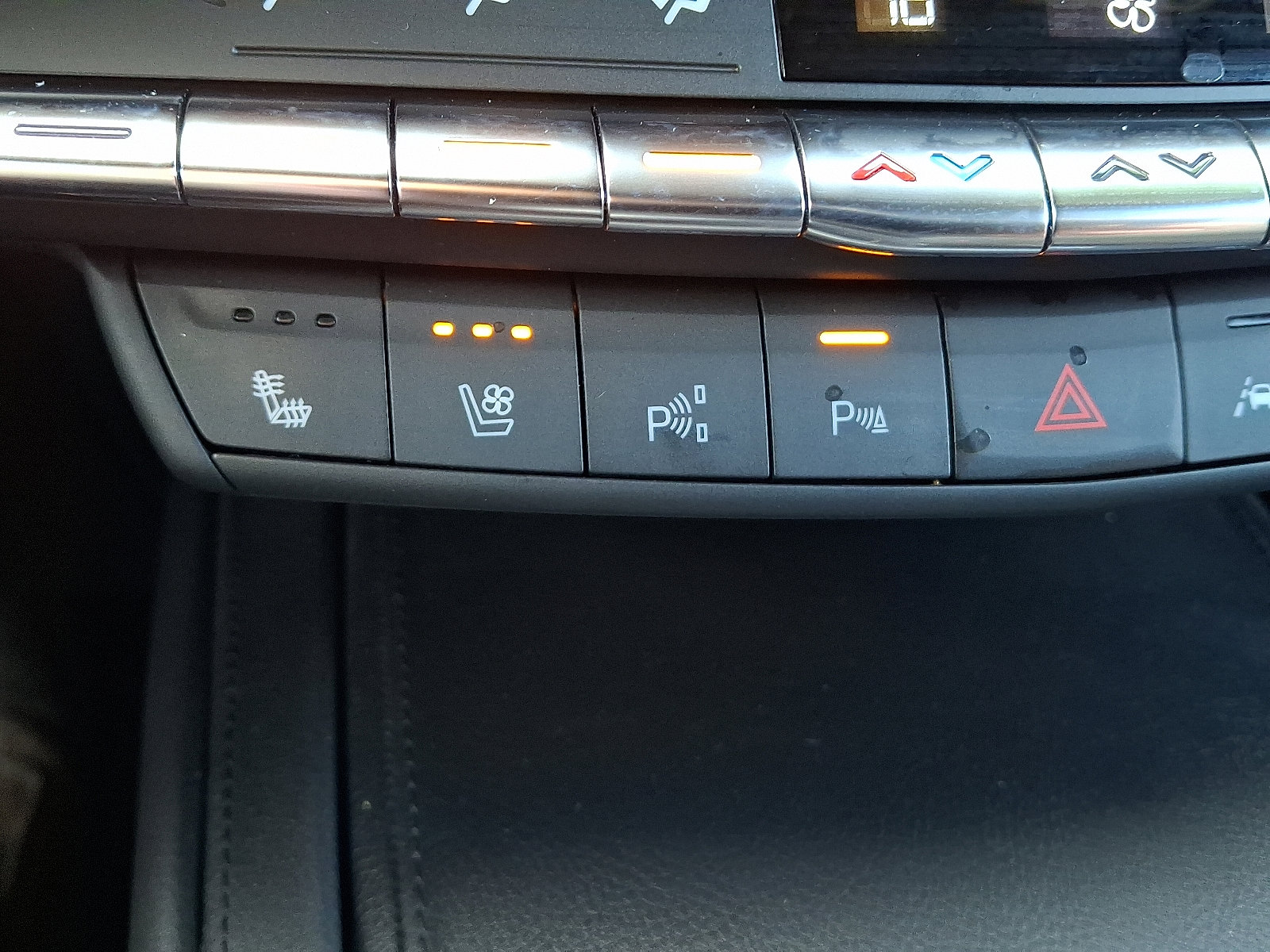 Used 2022 Cadillac XT4 Premium Luxury w/ Enhanced Visibility Package image 25