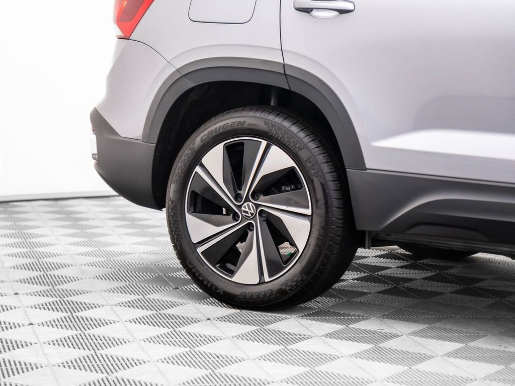 Used 2024 Volkswagen Taos SE image 35
