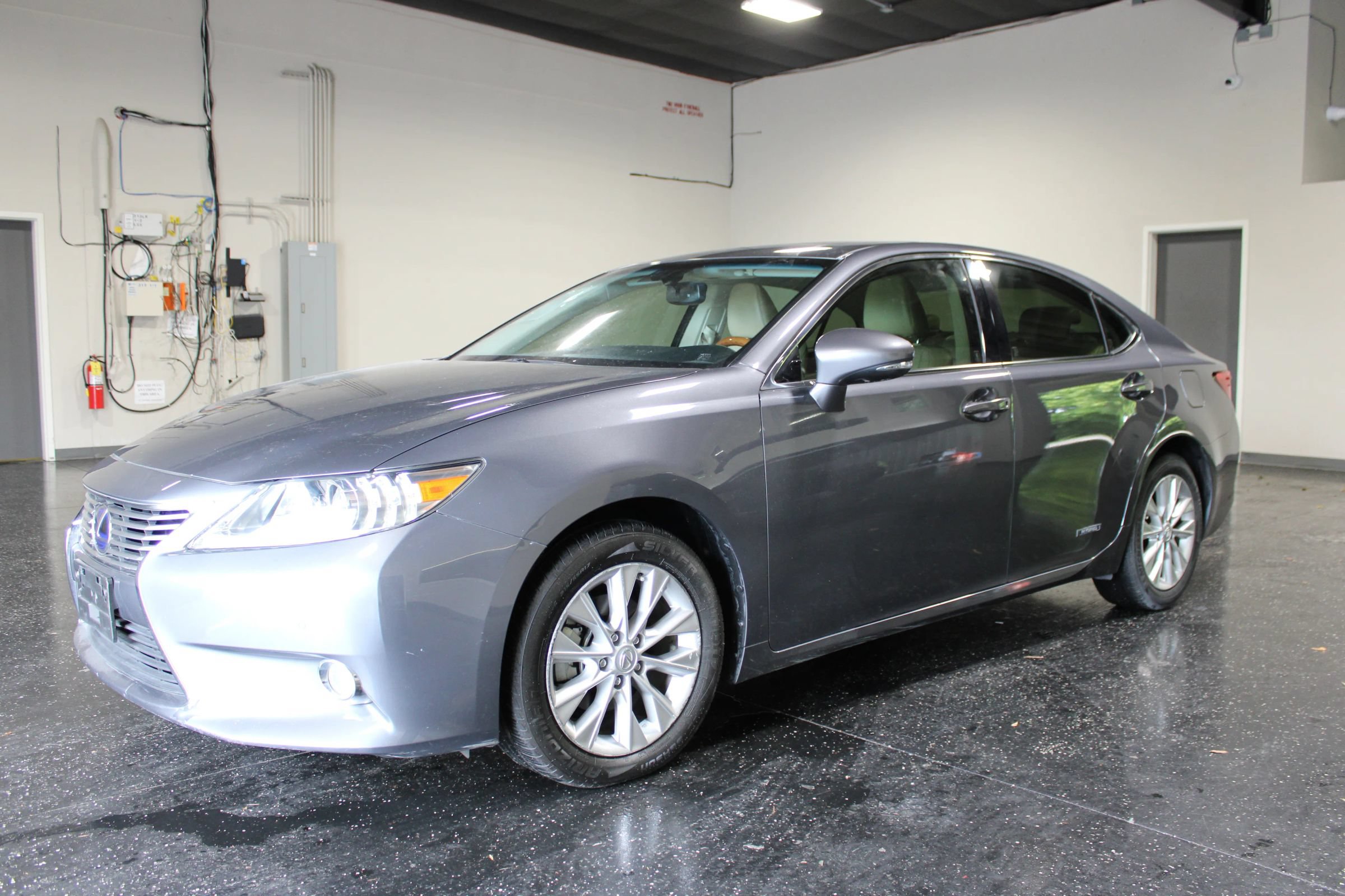 Used 2013 Lexus ES 300h w/ Luxury Pkg FWD image 6