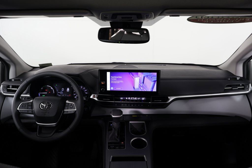 Used 2026 Toyota Sienna XLE FWD image 8