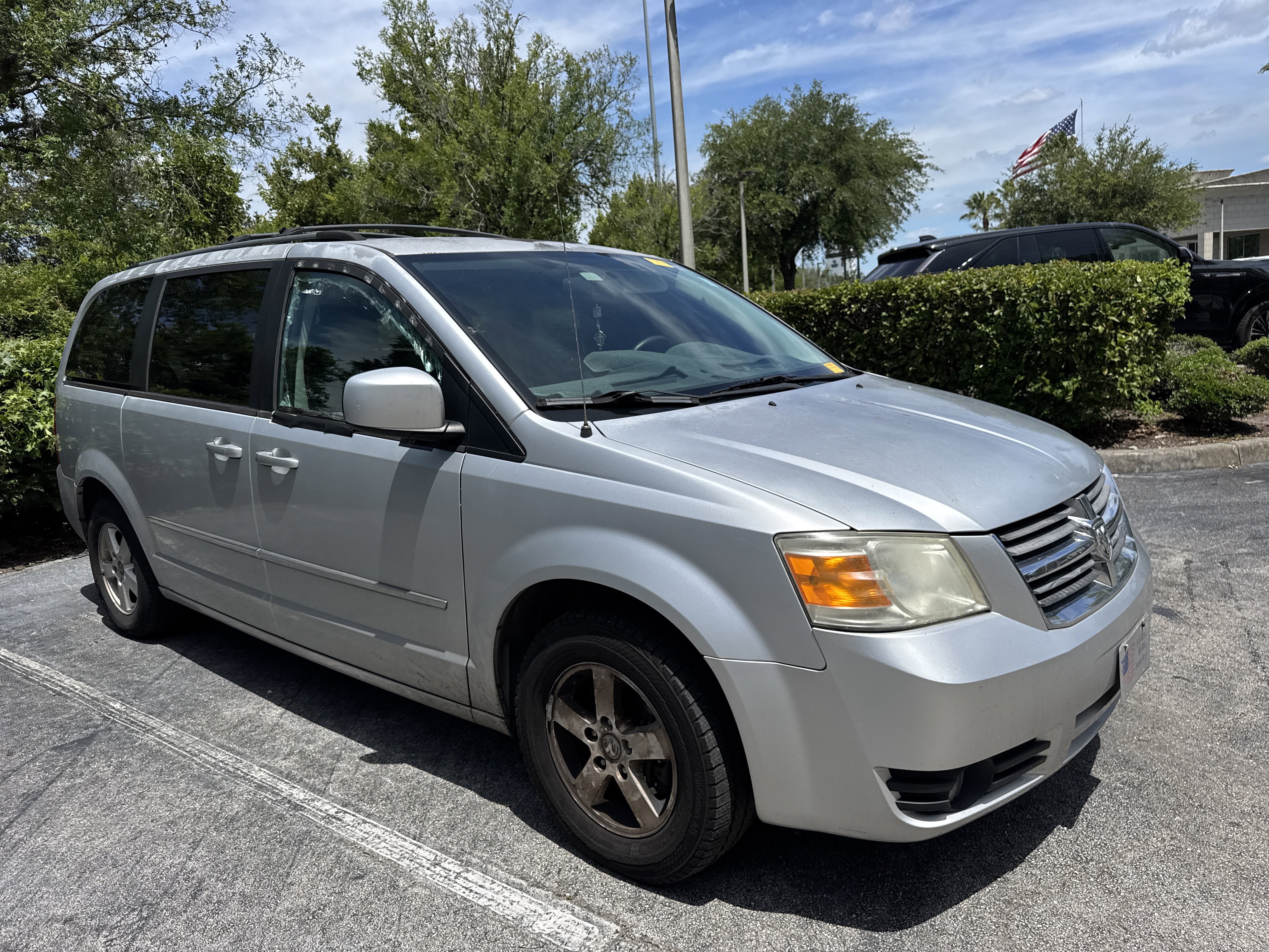 Used 2010 Dodge Grand Caravan SXT FWD image 4