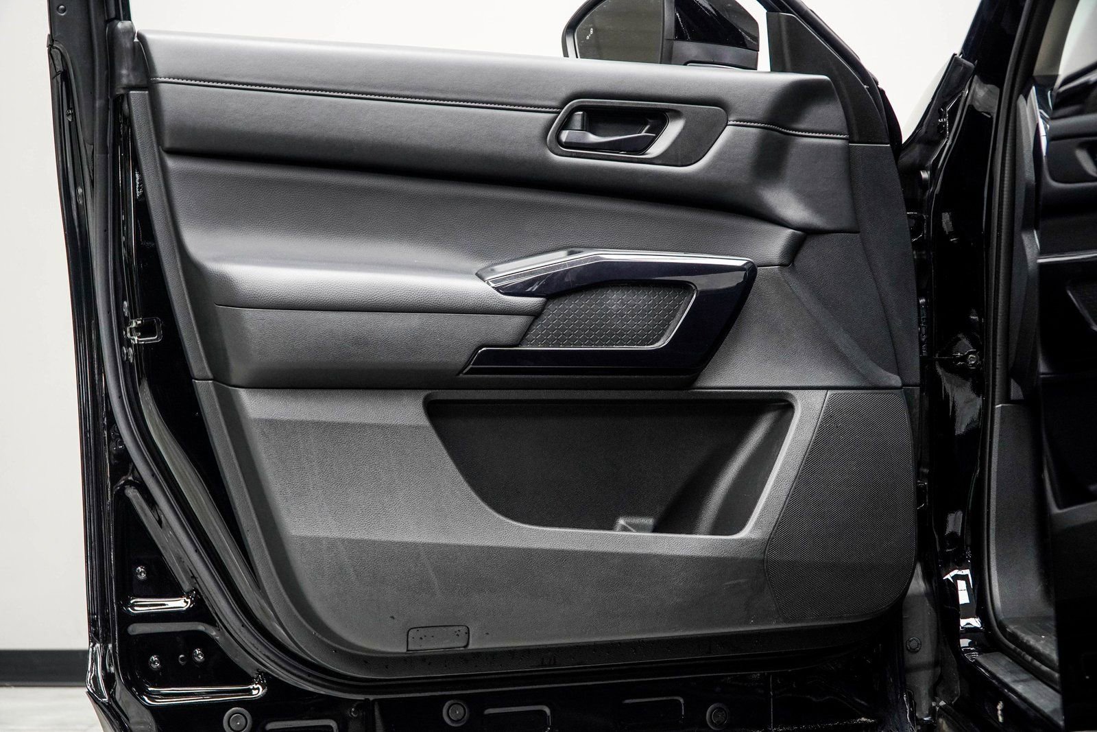 Used 2025 Nissan Pathfinder SV image 31