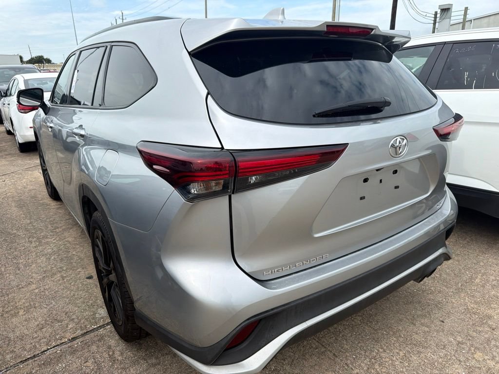 Used 2024 Toyota Highlander XSE FWD image 4